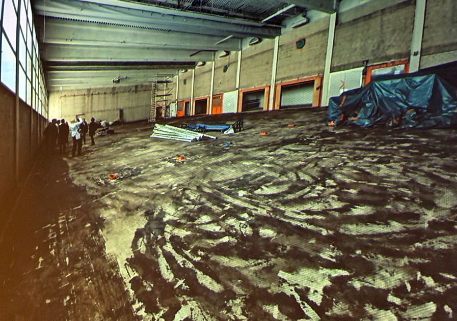 Innenansicht der maroden Turnhalle