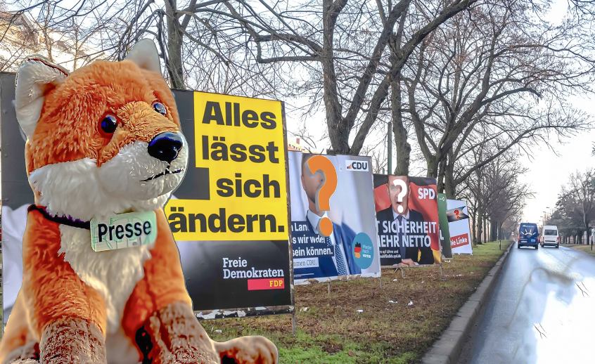 Wahlplakate mit großen Fragezeichen, davor der Fuchs