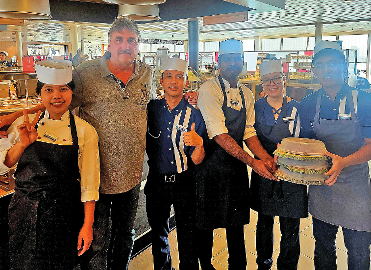 Ein Mann mit Mitarbeitern auf einem Schiff