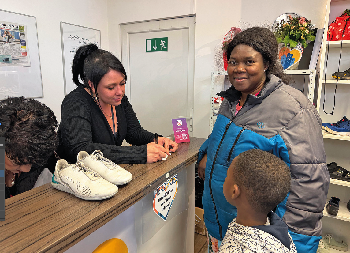 Eine Frau mit einem Kind im Laden bei der Verkäuferin