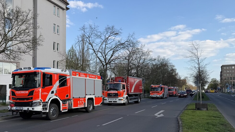 Mehrere Feuerwehrfahrzeuge haben sich entlang einer Straße aufgereiht