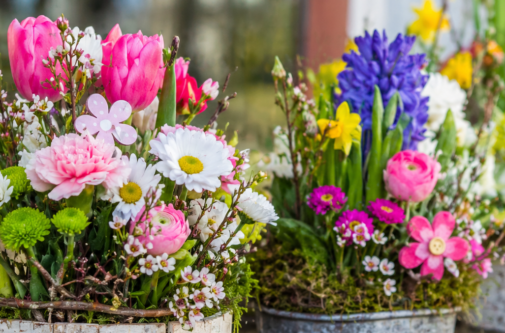 Bunte, frühlingshafte Blumengestecke