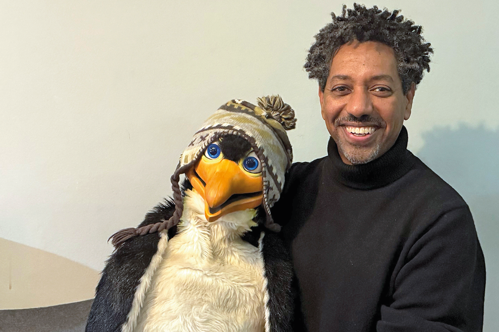 Ein Mann mit einer Handpuppe