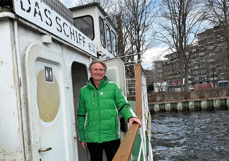 Ein Mann an Bord eines Schiffes