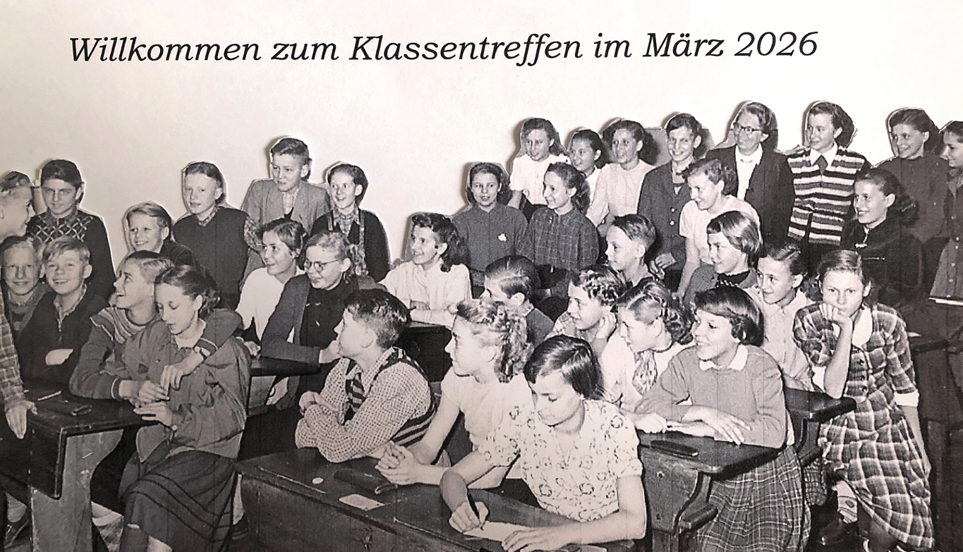 Ein altes Foto eines Klassenraums mit Schülern