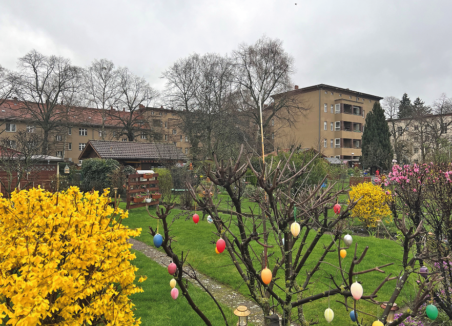 Ein Blick in eine Kleingartenparzelle mit Ostereiern