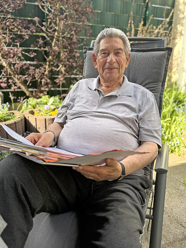 Ein Mann im Gartenstuhl