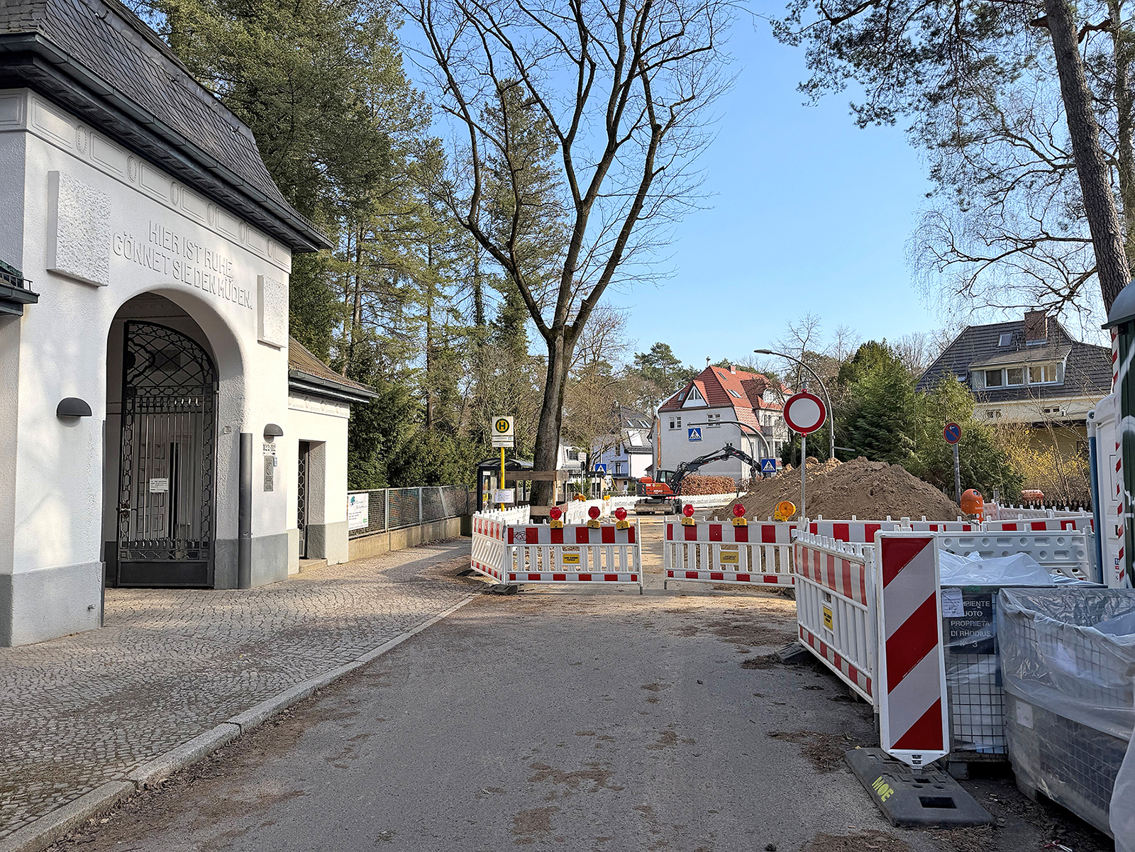 Vollsperrung einer Straße mit Baustelle