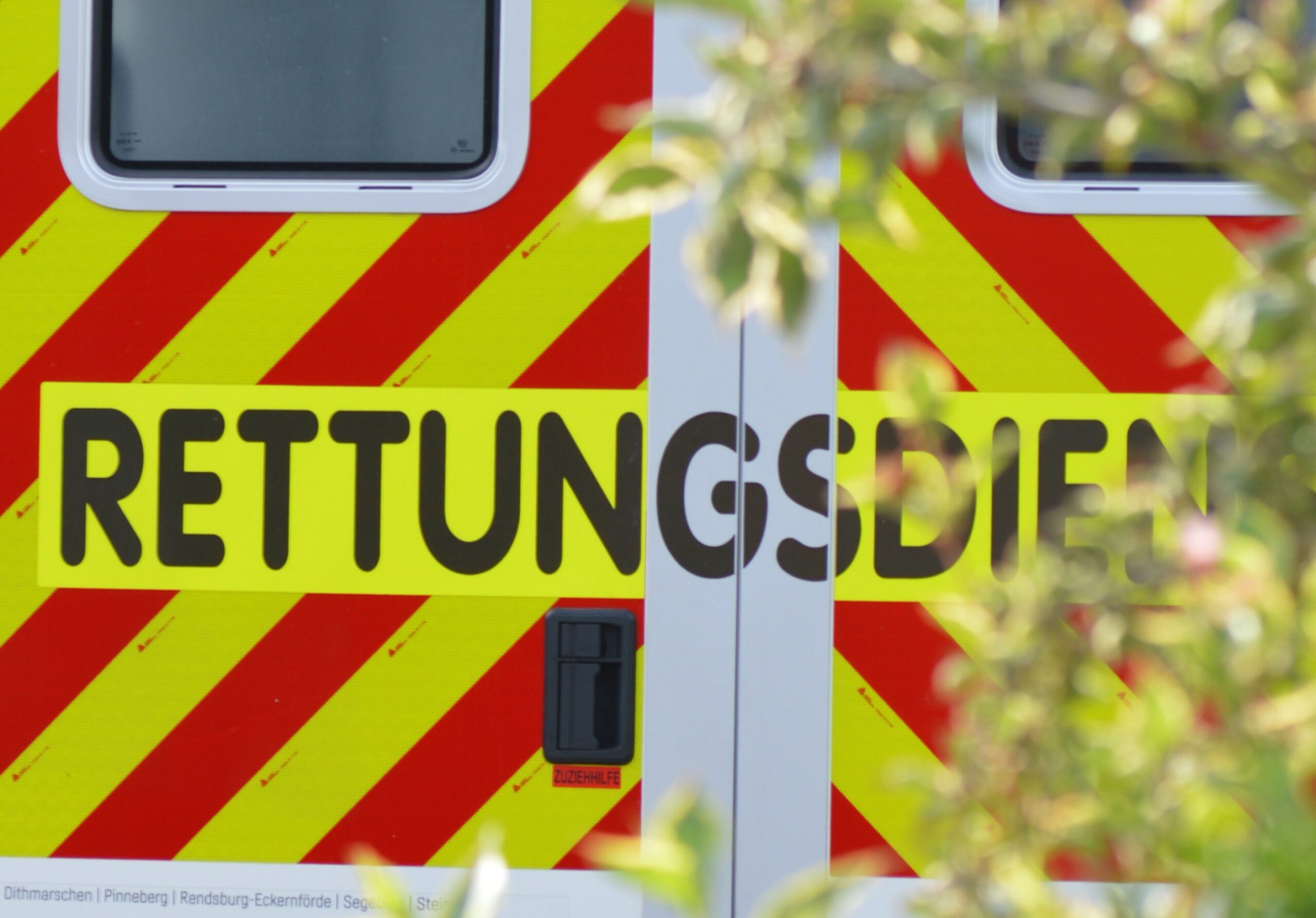 Heckeinstieg eines Rettungswagens mit der Aufschrift "Rettungsdienst"