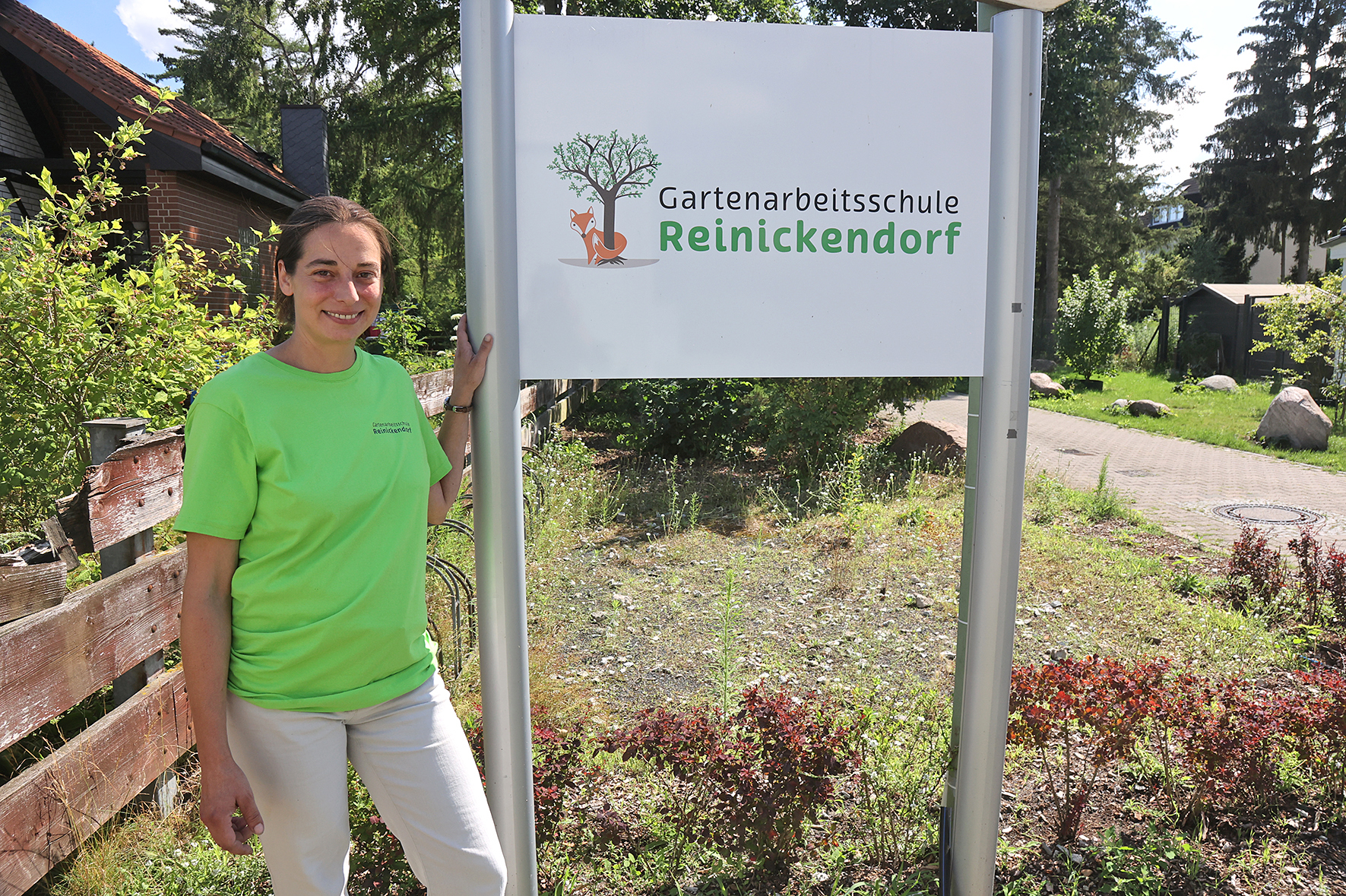 Eine Frau steht an einem Schild