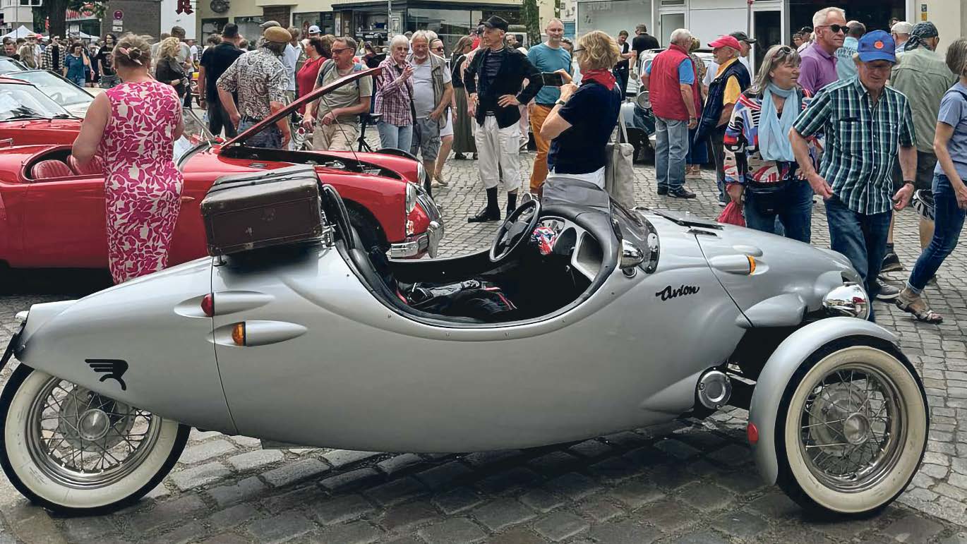 ein Oldtimer steht auf einer Straße