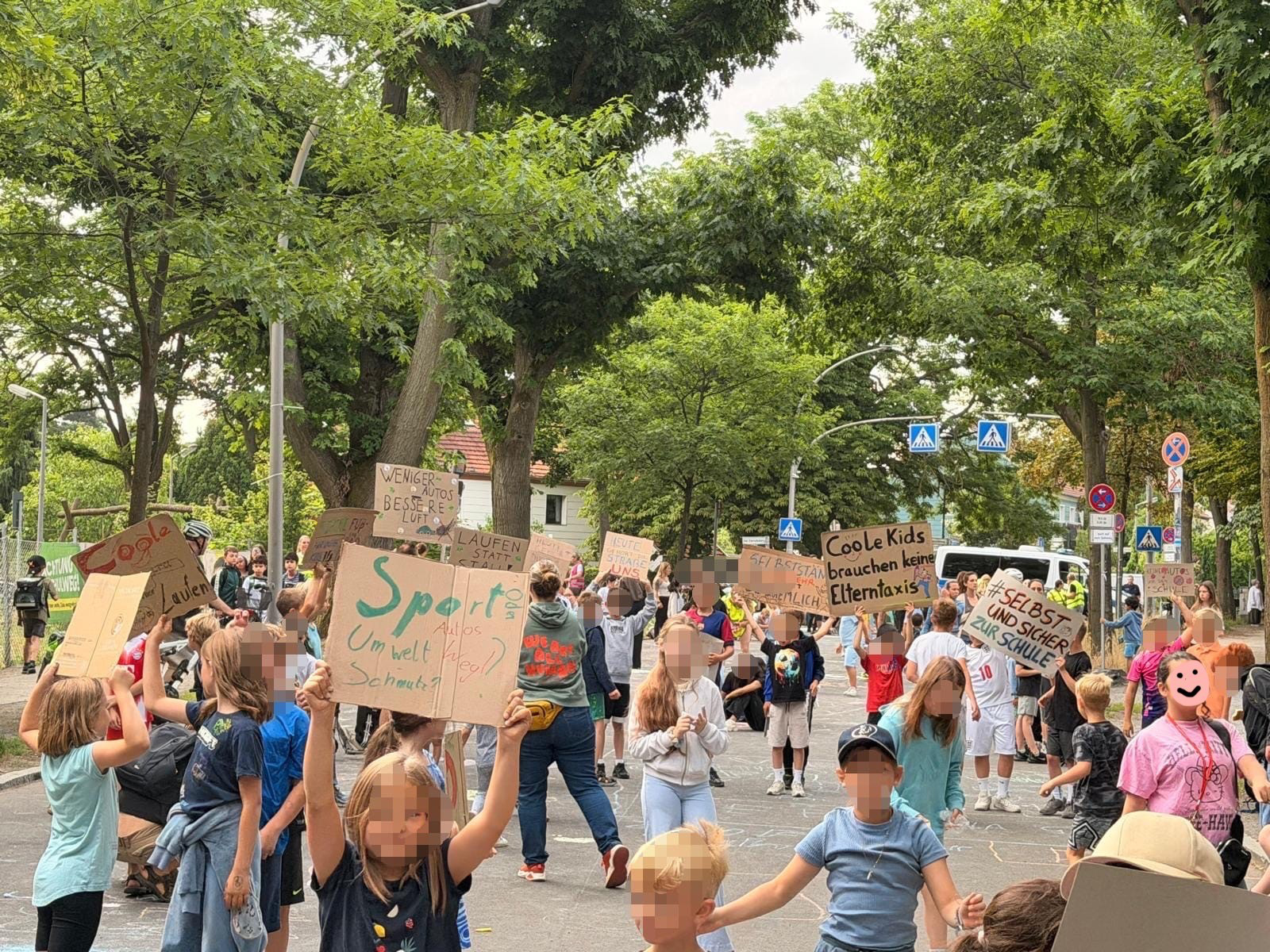 Eltern, Erzieher und Kinder demonstrieren gemeinsam