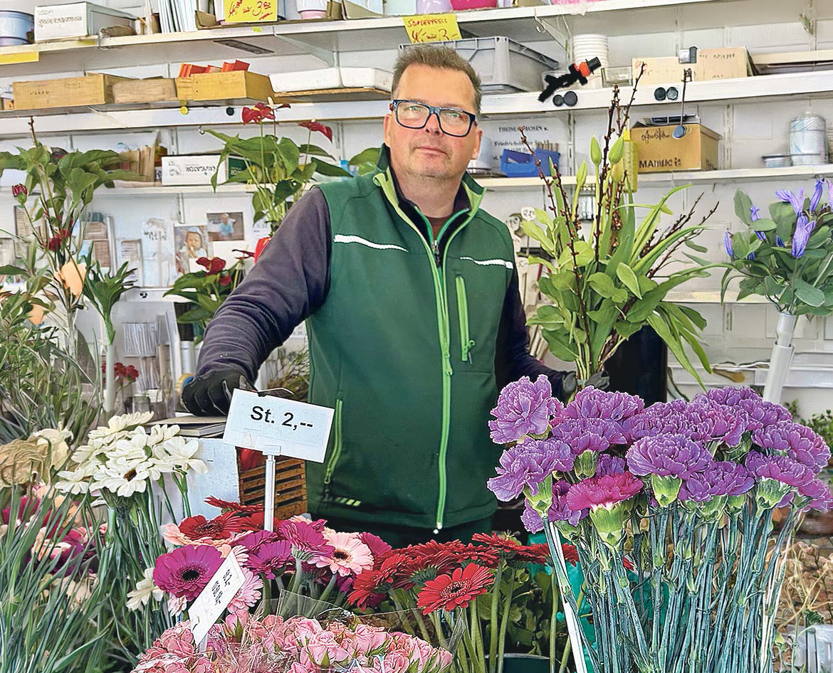 Ein Mann in einem Blumen-Truck
