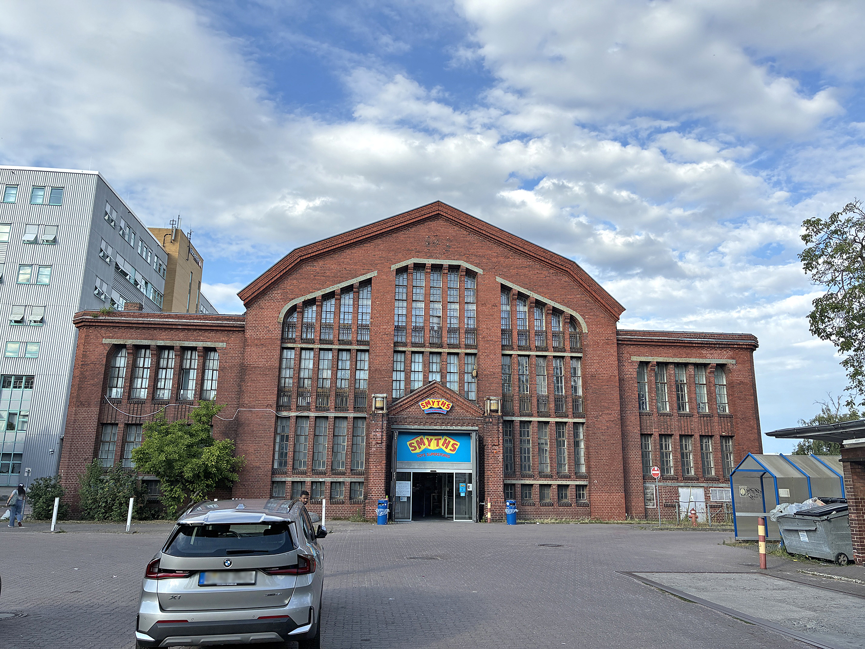 Ein Backsteingebäude mit leerem Parkplatz