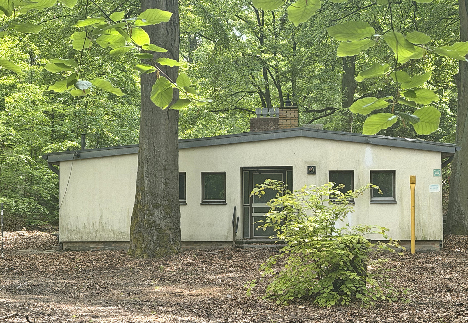 Ein leerstehendes Häuschen im Wald