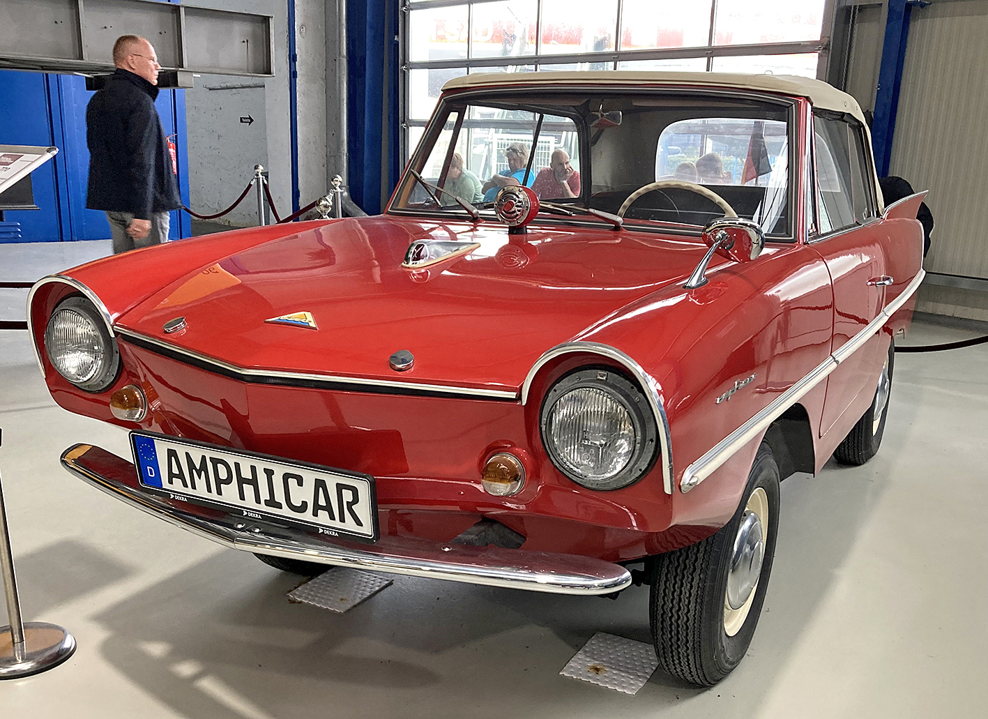 Ein Auto in einem Showroom