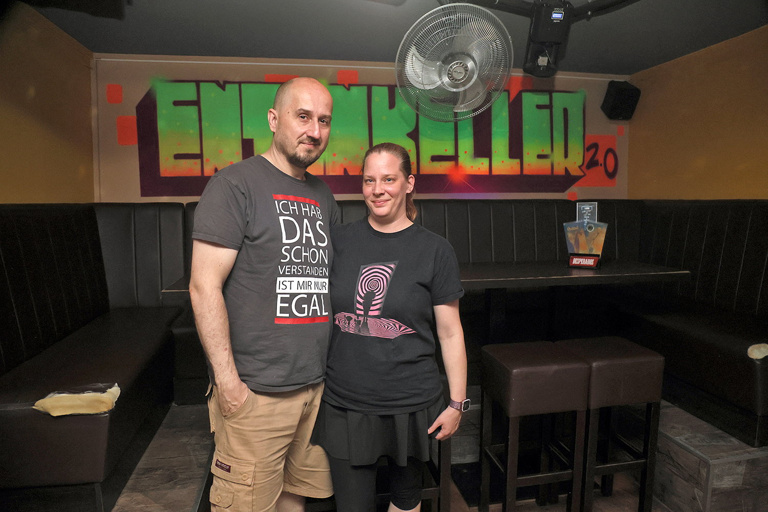 Ein Paar vor dem Logo des Entenkellers