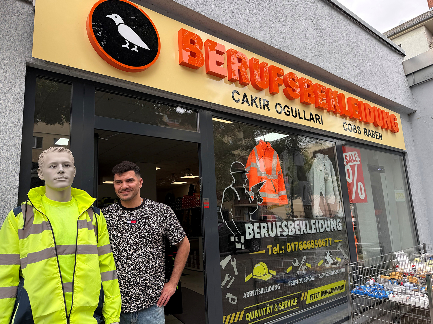Ein Mann vor seinem Geschäft