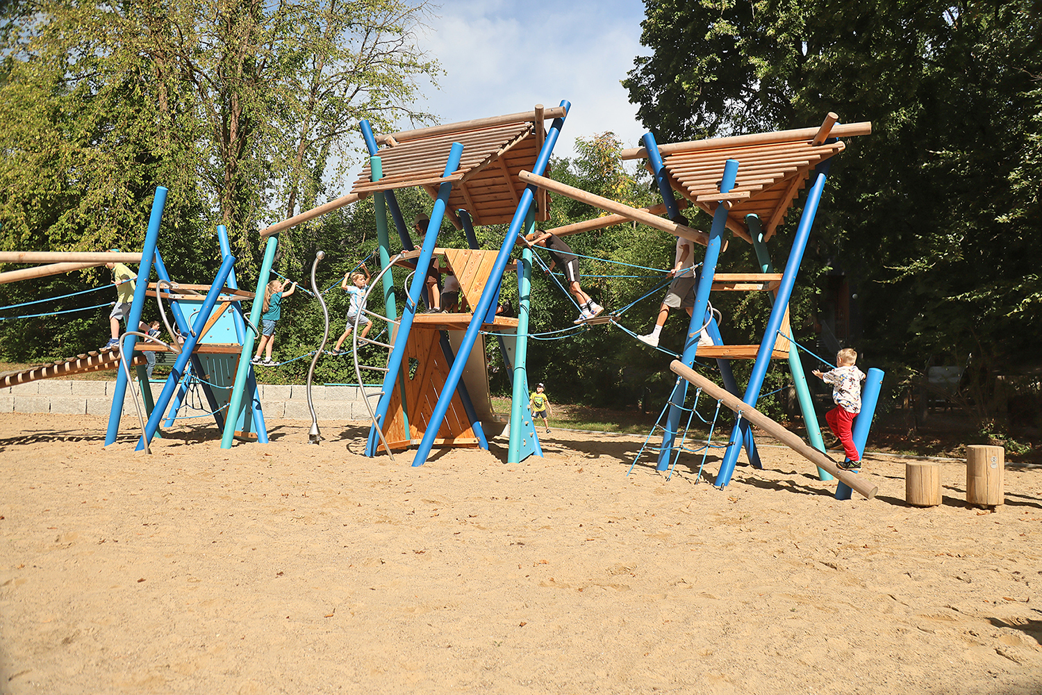 Spielplatz mit neuen Spielgeräten