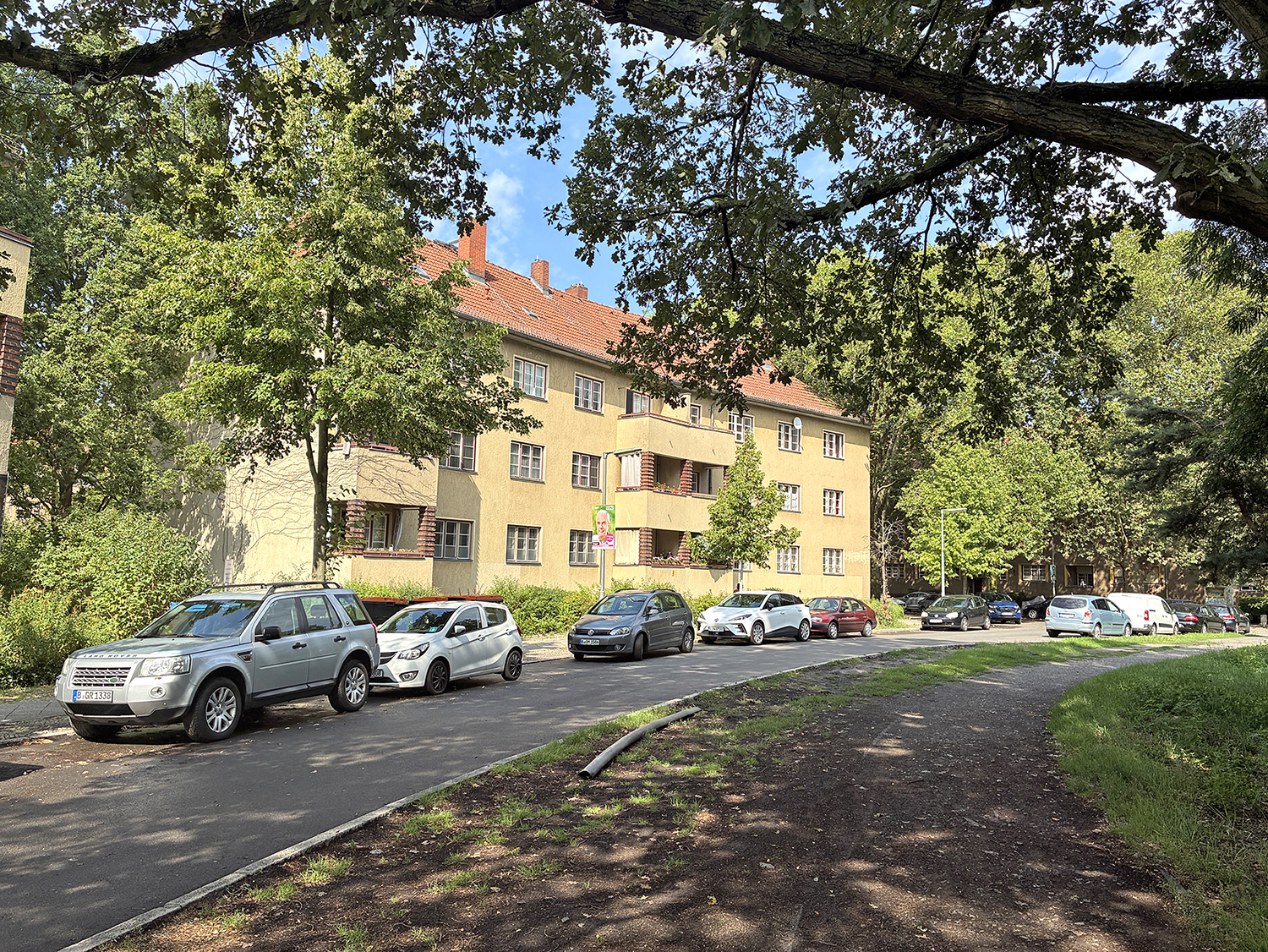Ein Reihenhaus in einer Straße