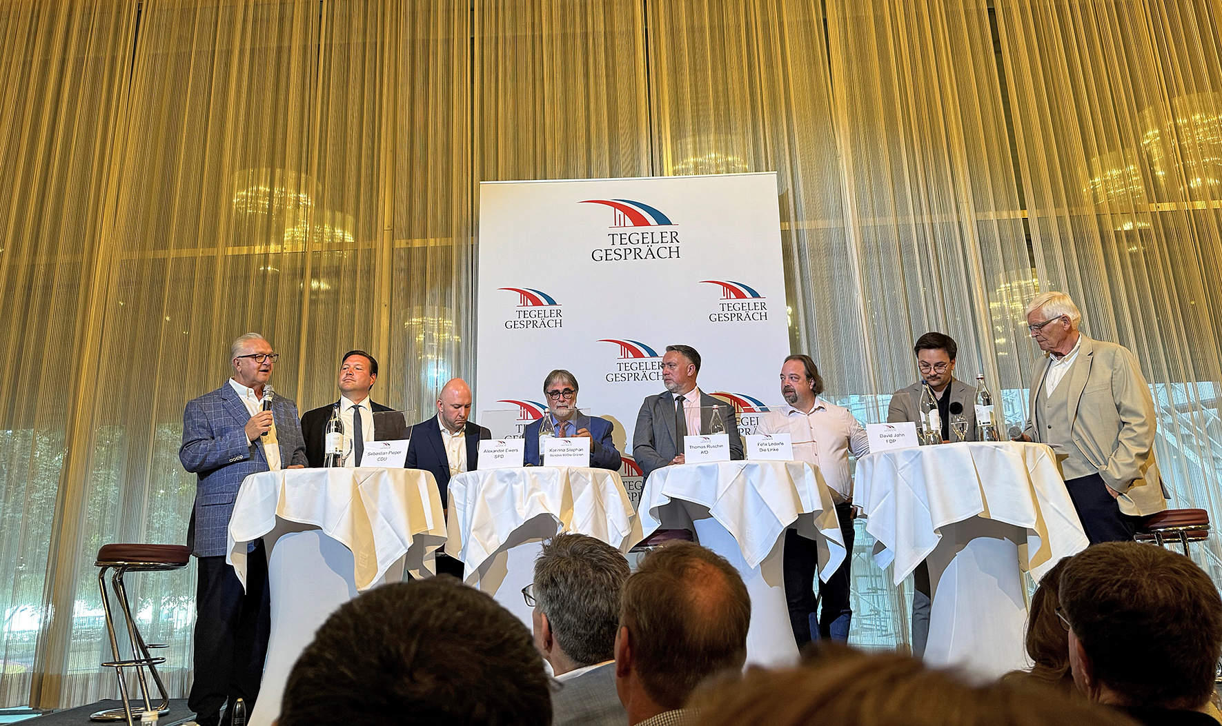 Menschen auf einer Bühne