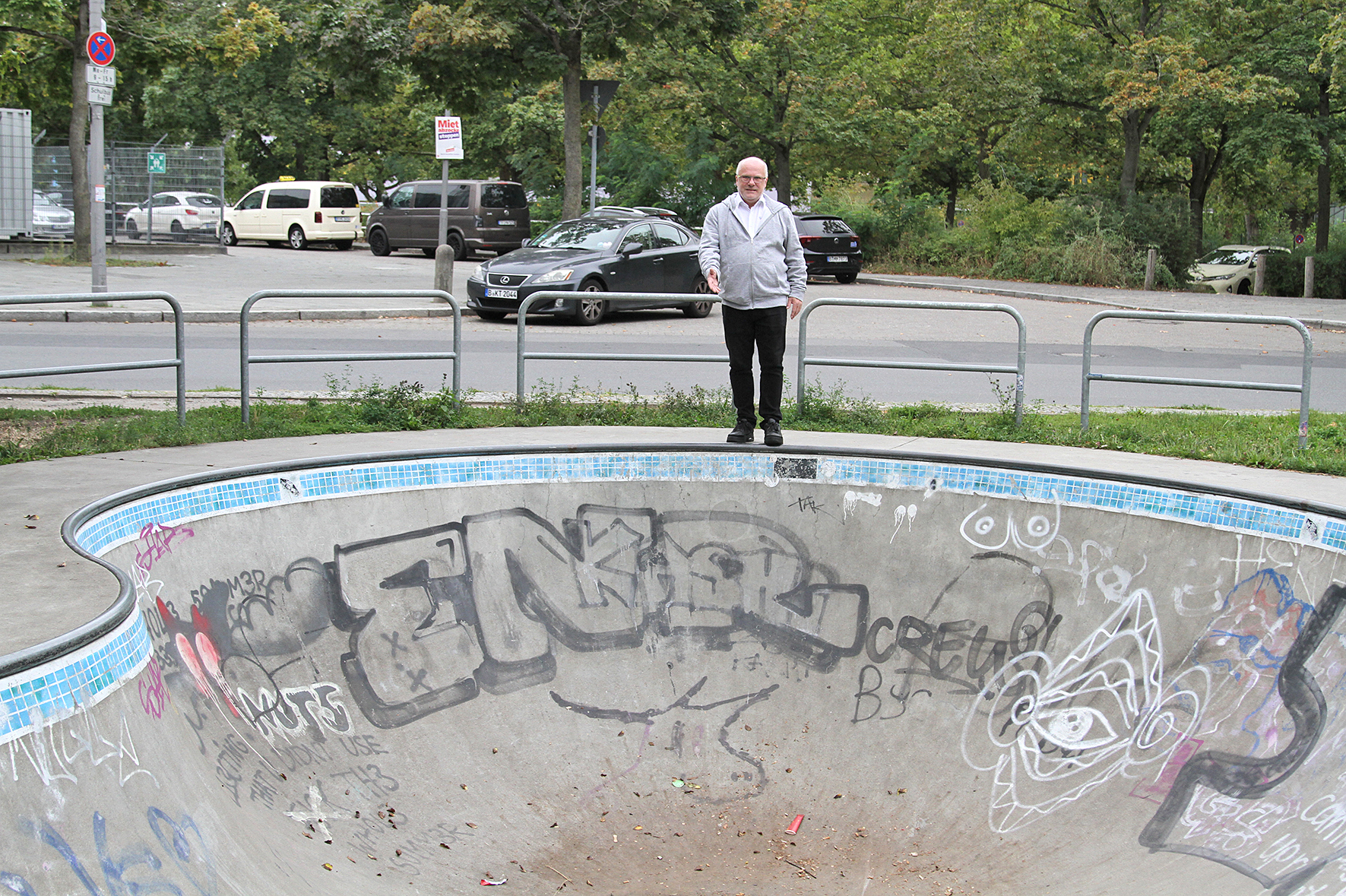 Ein Mann steht an einer Skaterbahn