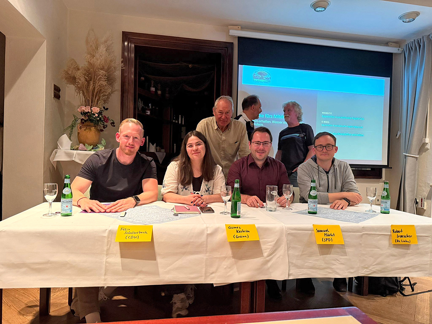 Ein Tisch mit Politikern am Tisch