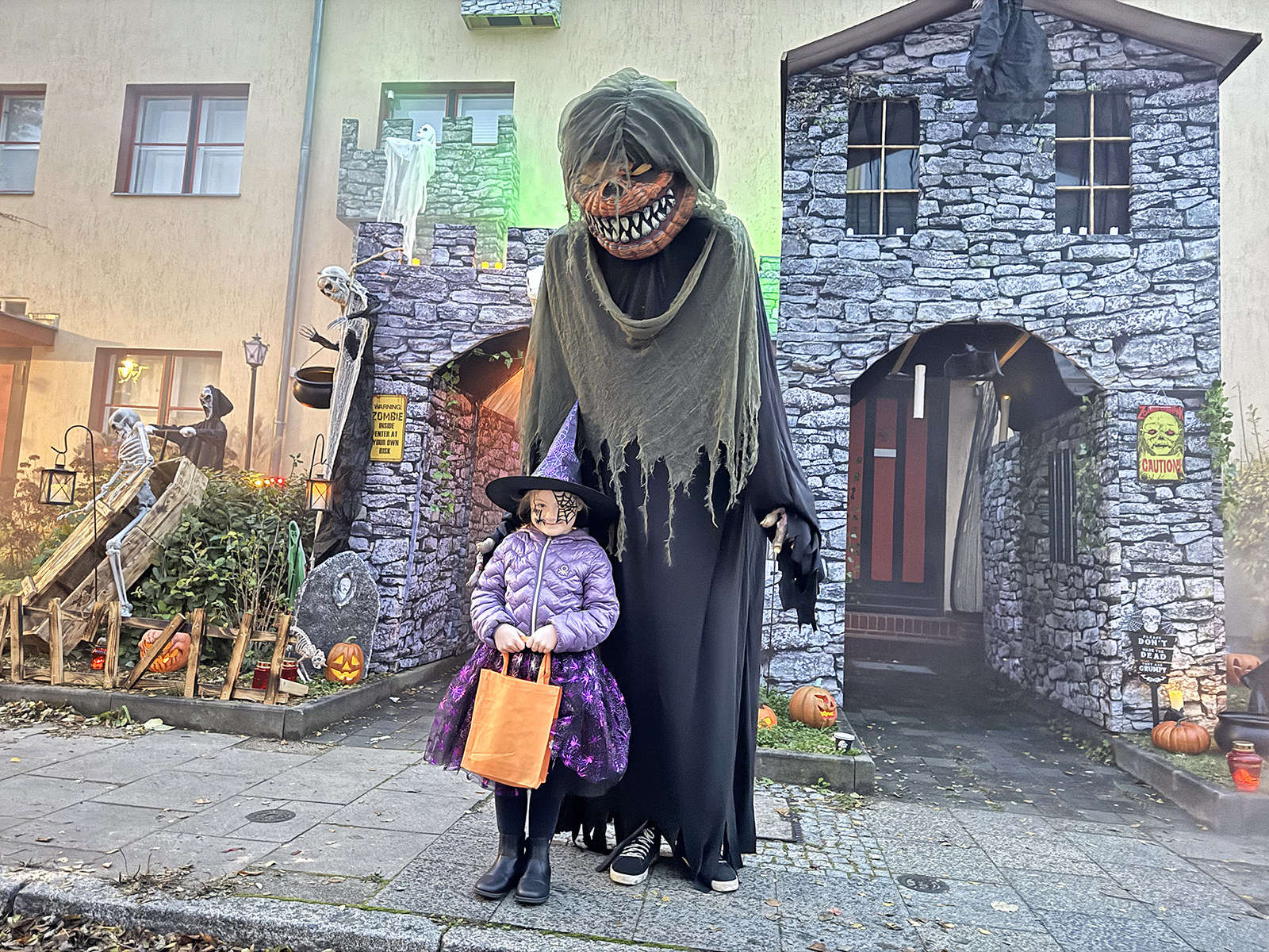 Gruselige Figuren vor einem Haus